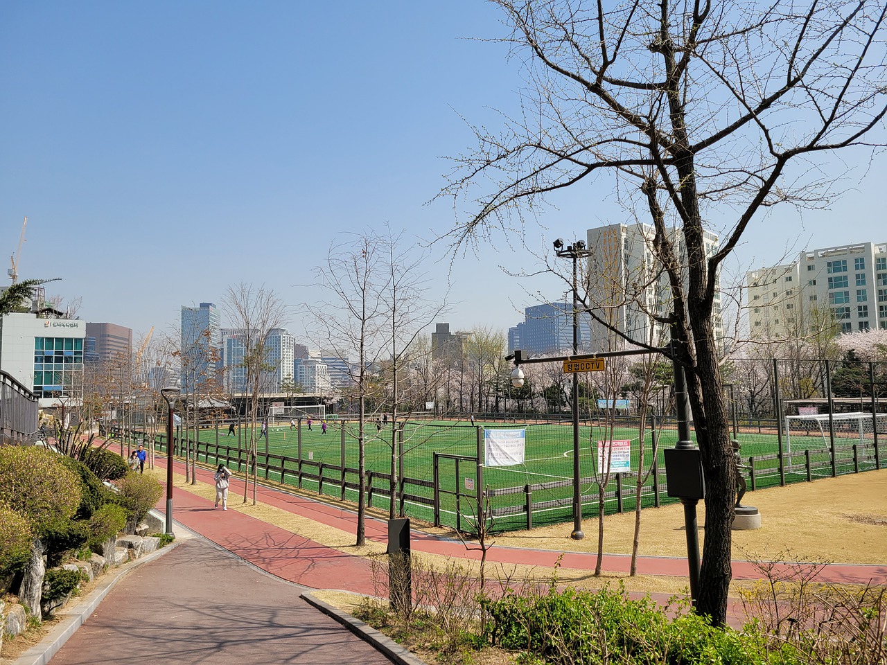 队记：莫兰特符合开拓者的快节奏打法，可用亨德森或夏普交易