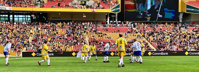 你故意的吧？范戴克防守传中时高举右手导致手球送点